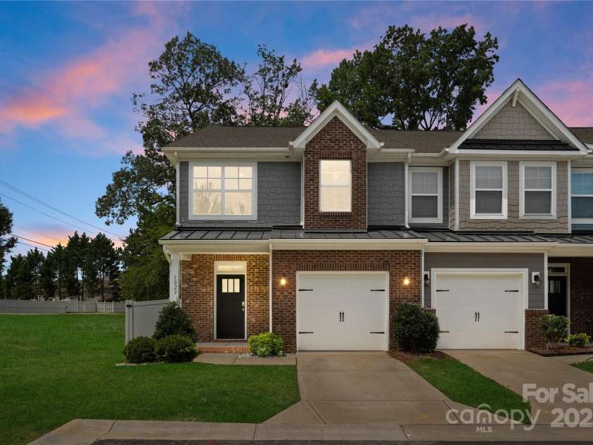 1022 Moffatt Lane, Matthews, NC 28105.  MLS# CAR4275398, YatesRealty ID 28175. End Unit