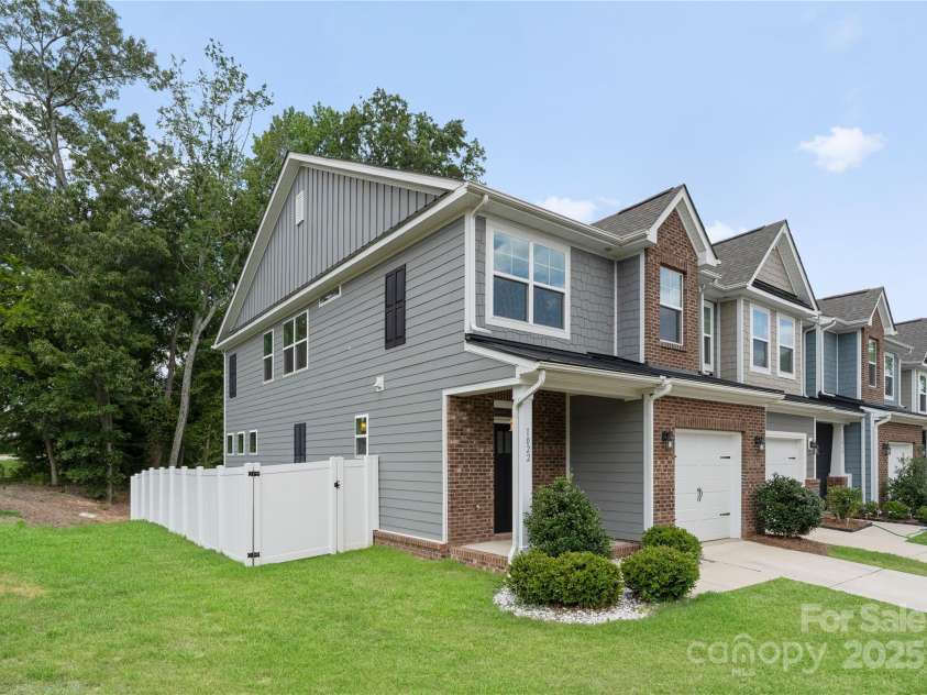 1022 Moffatt Lane, Matthews, NC 28105.  MLS# CAR4275398, YatesRealty ID 28175. End Unit
