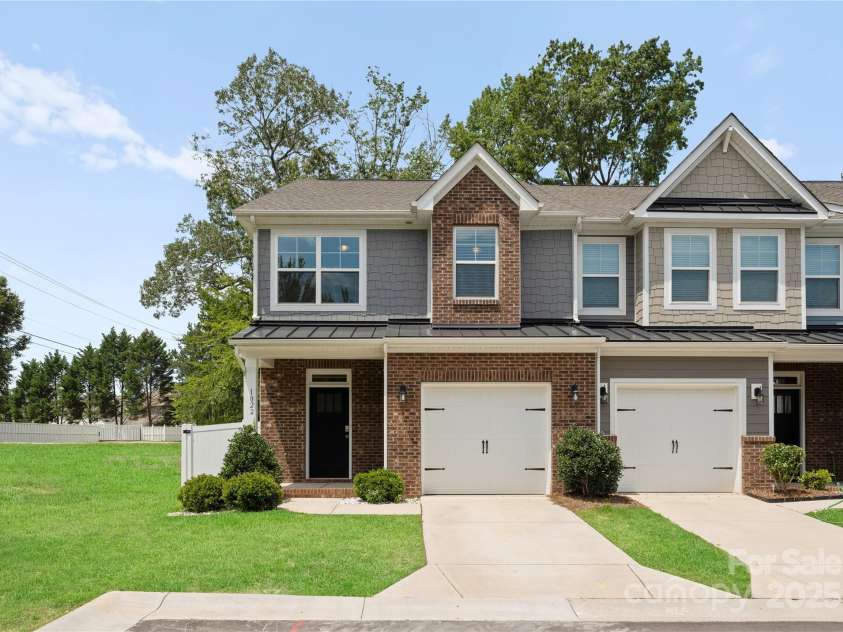 1022 Moffatt Lane, Matthews, NC 28105.  MLS# CAR4275398, YatesRealty ID 28175. End Unit