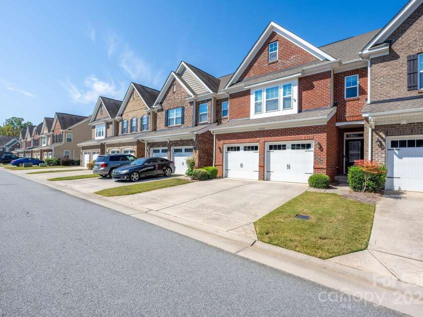 106 Clarendon Street, Mooresville, NC 28117.  MLS# CAR4304734, YatesRealty ID 28177. 