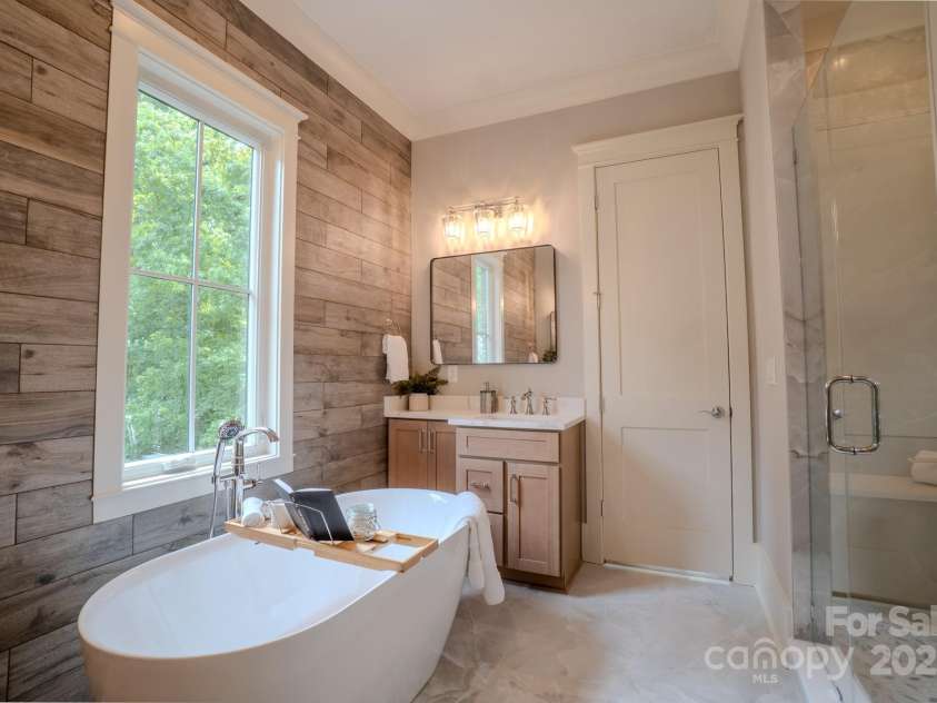724 Ideal Way, Charlotte, NC 28203.  MLS# CAR4248680, YatesRealty ID 28178. Primary Bathroom