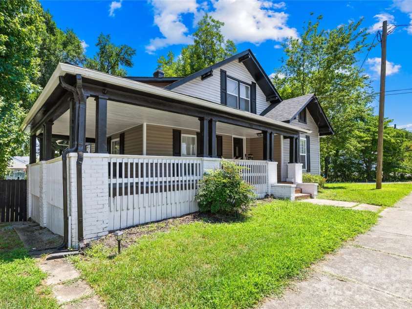 911 Wilson W Lee Boulevard, Statesville, NC 28677.  MLS# CAR4285445, YatesRealty ID 2818. 