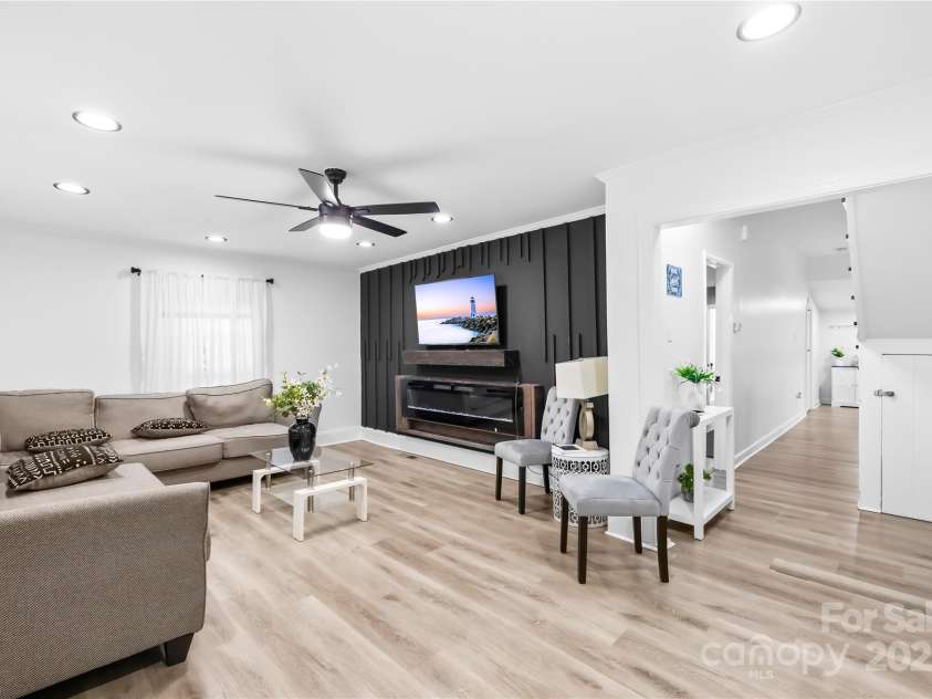 911 Wilson W Lee Boulevard, Statesville, NC 28677.  MLS# CAR4285445, YatesRealty ID 2818. 