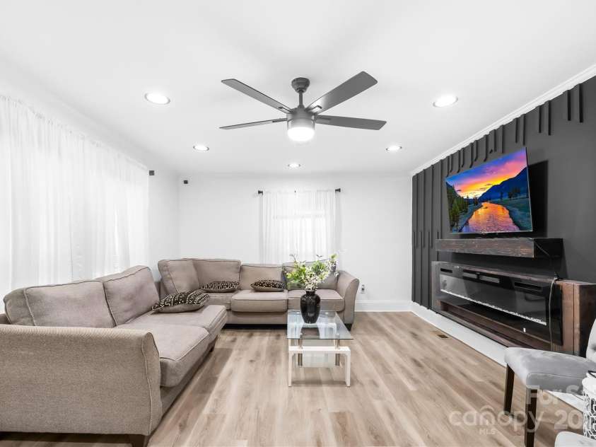 911 Wilson W Lee Boulevard, Statesville, NC 28677.  MLS# CAR4285445, YatesRealty ID 2818. 