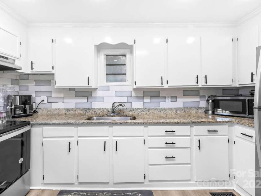 911 Wilson W Lee Boulevard, Statesville, NC 28677.  MLS# CAR4285445, YatesRealty ID 2818. 