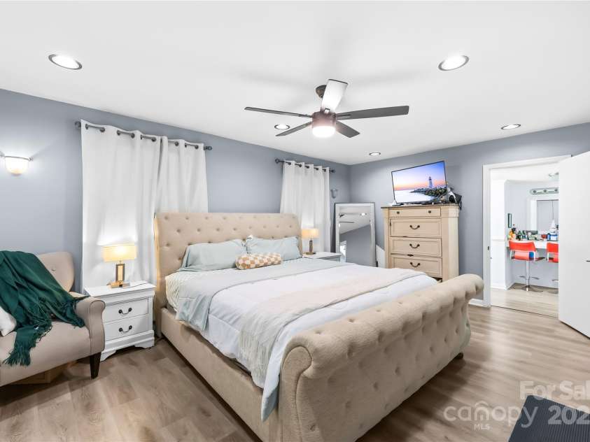 911 Wilson W Lee Boulevard, Statesville, NC 28677.  MLS# CAR4285445, YatesRealty ID 2818. 