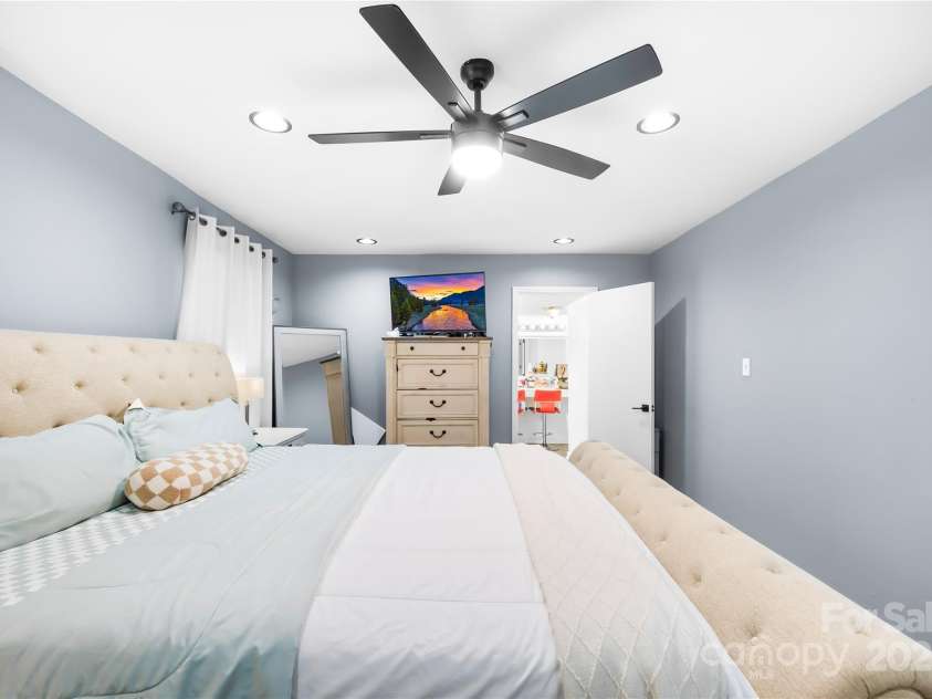 911 Wilson W Lee Boulevard, Statesville, NC 28677.  MLS# CAR4285445, YatesRealty ID 2818. 