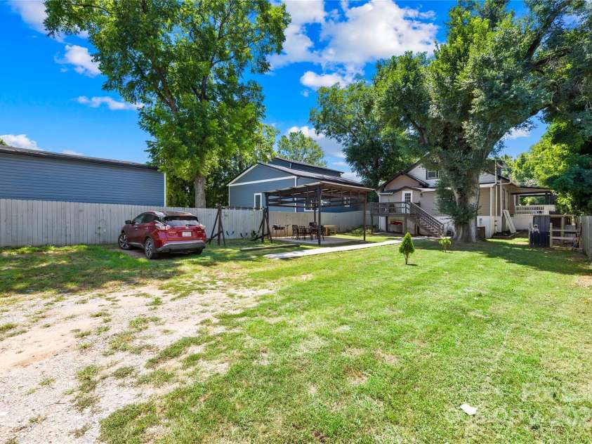 911 Wilson W Lee Boulevard, Statesville, NC 28677.  MLS# CAR4285445, YatesRealty ID 2818. 