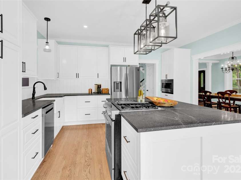832 Kemp Road, Mooresville, NC 28117.  MLS# CAR4264266, YatesRealty ID 28181. Kitchen with homed granite and SS appliances.