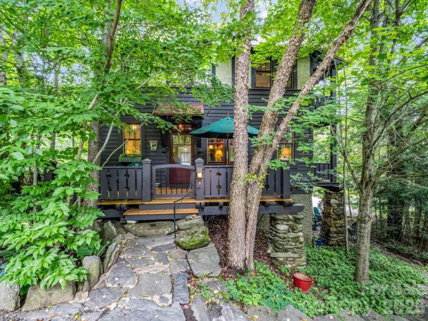 46 Cheshire Drive, Black Mountain, NC 28711.  MLS# CAR4385078, YatesRealty ID 28183. 