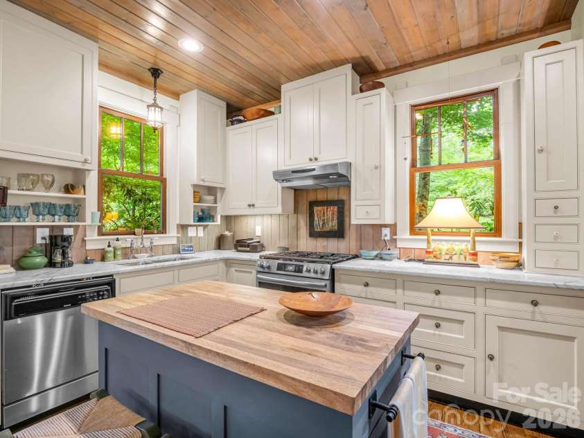 46 Cheshire Drive, Black Mountain, NC 28711.  MLS# CAR4385078, YatesRealty ID 28183. 