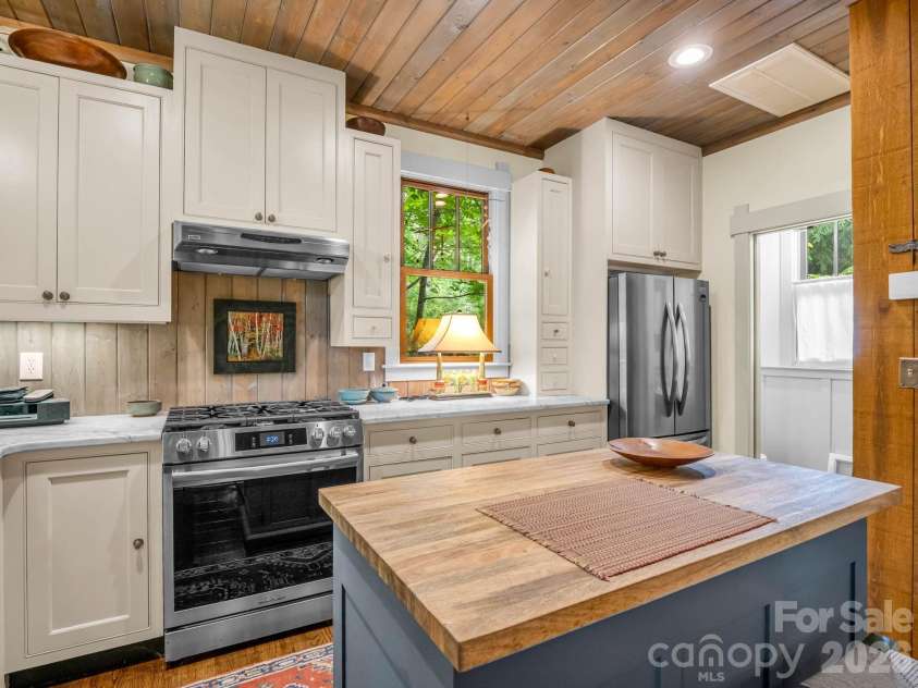 46 Cheshire Drive, Black Mountain, NC 28711.  MLS# CAR4385078, YatesRealty ID 28183. 