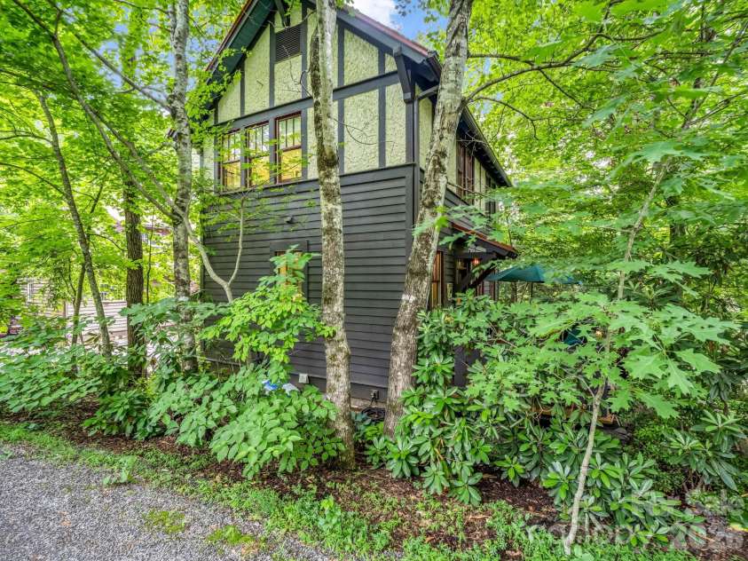 46 Cheshire Drive, Black Mountain, NC 28711.  MLS# CAR4385078, YatesRealty ID 28183. 
