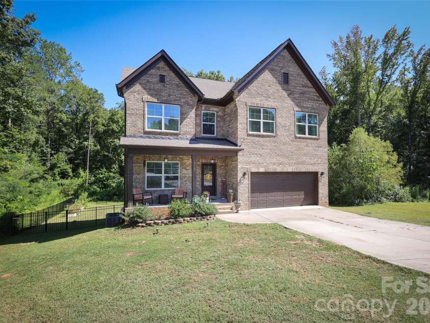 10105 Greenwood Court, Charlotte, NC 28215.  MLS# CAR4385864, YatesRealty ID 28186. 