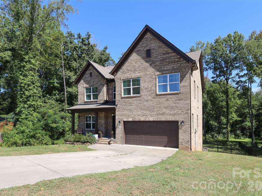 10105 Greenwood Court, Charlotte, NC 28215.  MLS# CAR4385864, YatesRealty ID 28186. 