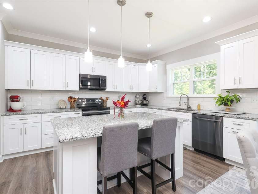 10105 Greenwood Court, Charlotte, NC 28215.  MLS# CAR4385864, YatesRealty ID 28186. 