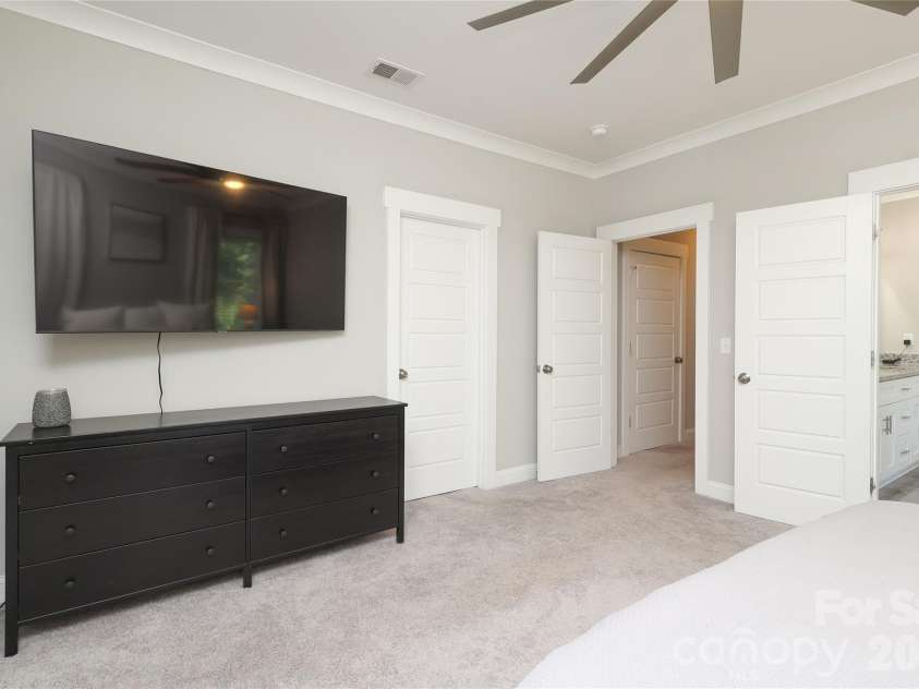 10105 Greenwood Court, Charlotte, NC 28215.  MLS# CAR4385864, YatesRealty ID 28186. 