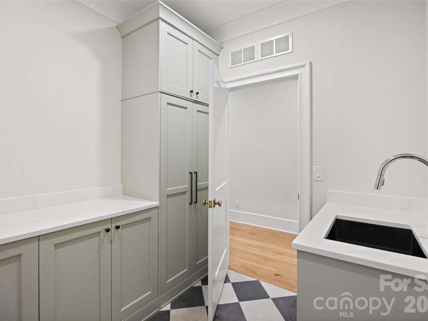 4811 Gaynor Road, Charlotte, NC 28211.  MLS# CAR4385993, YatesRealty ID 28187. 