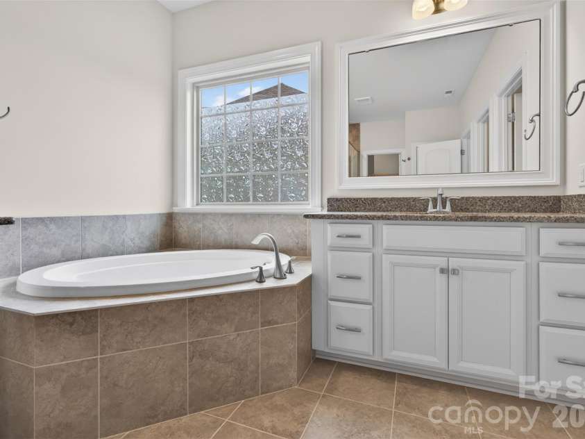 8224 Cornhill Avenue, Charlotte, NC 28277.  MLS# CAR4386432, YatesRealty ID 28189. Master Bath
