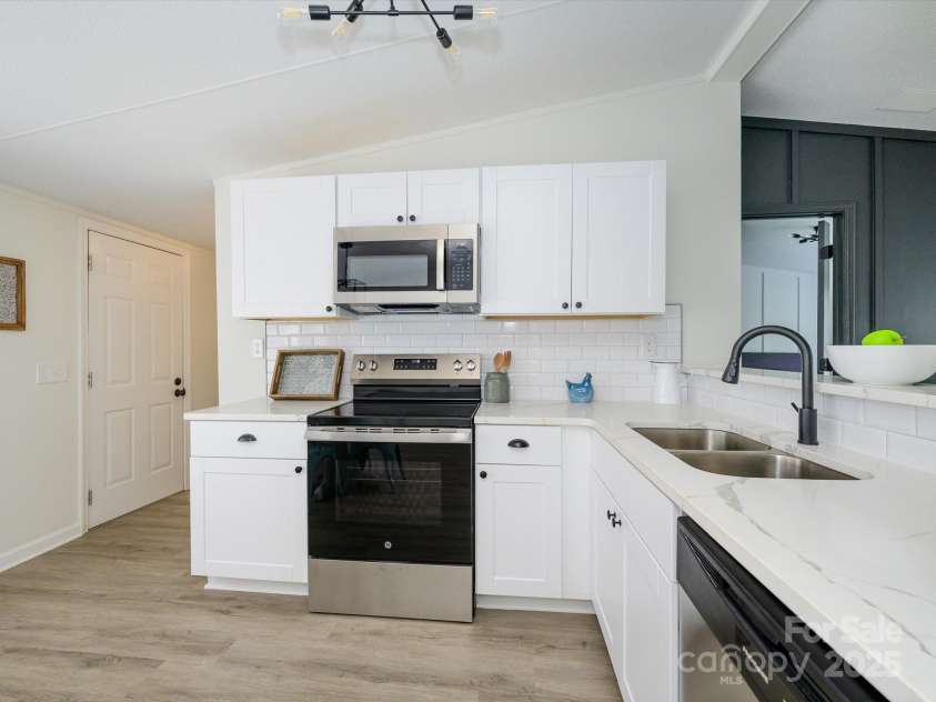 4833 Verde View Drive, Gastonia, NC 28056.  MLS# CAR4276387, YatesRealty ID 28190. View of kitchen, new cabinets, stainless appliances and white quartz countertop.