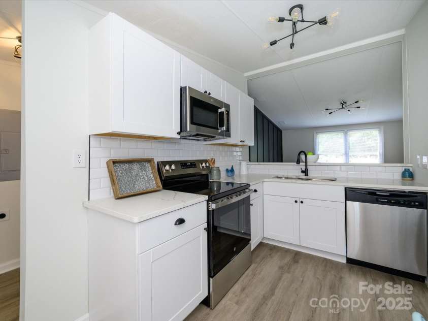 4833 Verde View Drive, Gastonia, NC 28056.  MLS# CAR4276387, YatesRealty ID 28190. View of kitchen out towards living room.