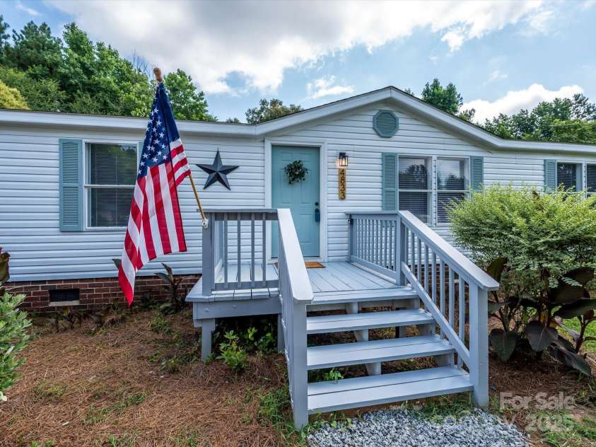 4833 Verde View Drive, Gastonia, NC 28056.  MLS# CAR4276387, YatesRealty ID 28190. Welcoming front porch.