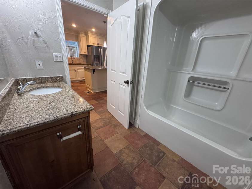 21123 Rio Oro Drive, Cornelius, NC 28031.  MLS# CAR4387095, YatesRealty ID 28192. Guest Full Bath