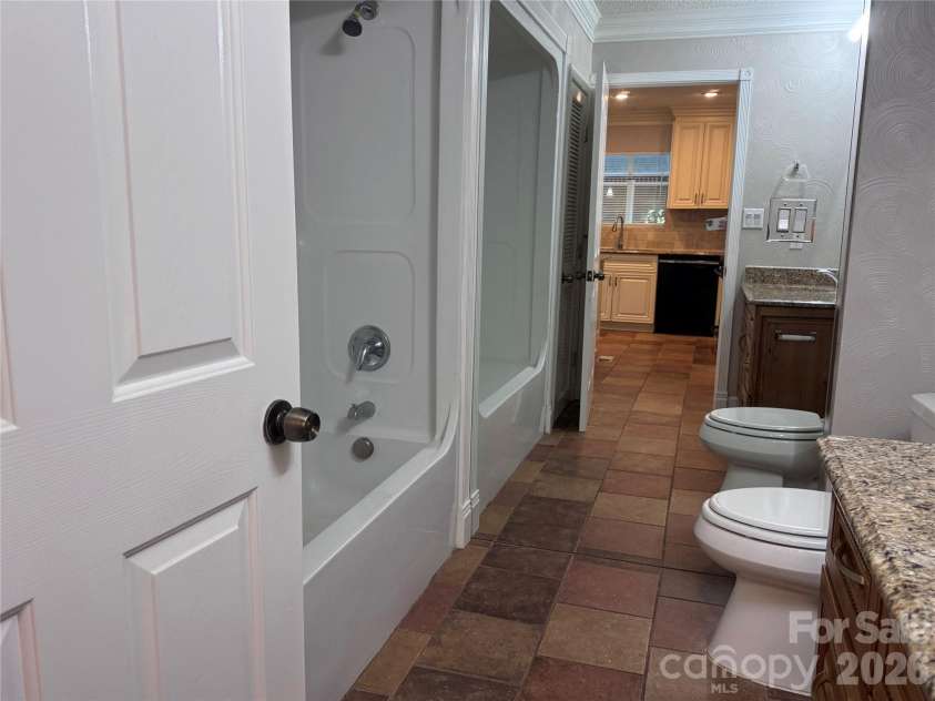 21123 Rio Oro Drive, Cornelius, NC 28031.  MLS# CAR4387095, YatesRealty ID 28192. Guest Full Bath