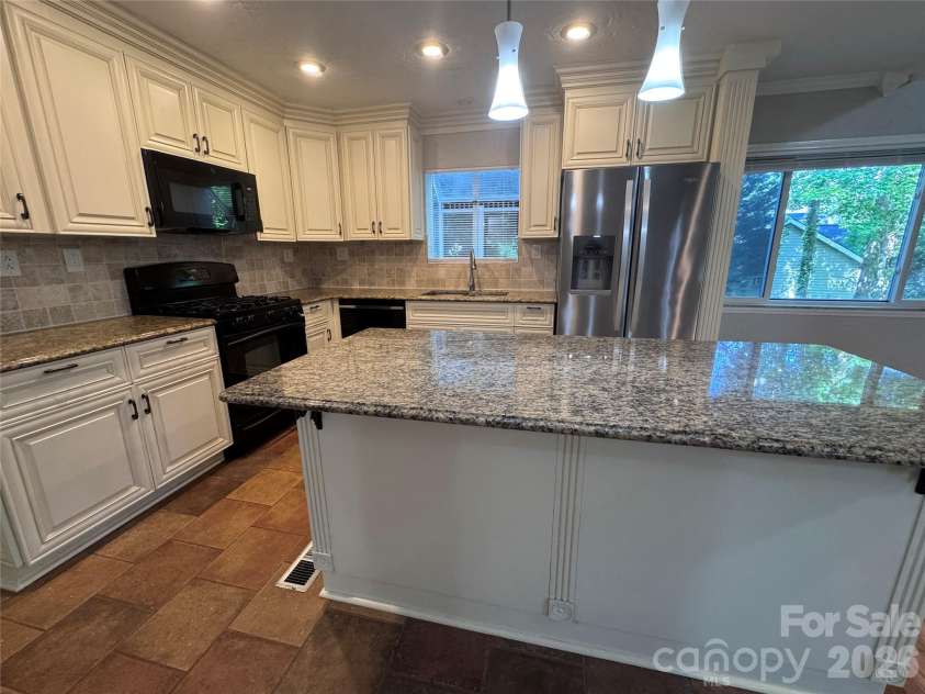 21123 Rio Oro Drive, Cornelius, NC 28031.  MLS# CAR4387095, YatesRealty ID 28192. Kitchen
