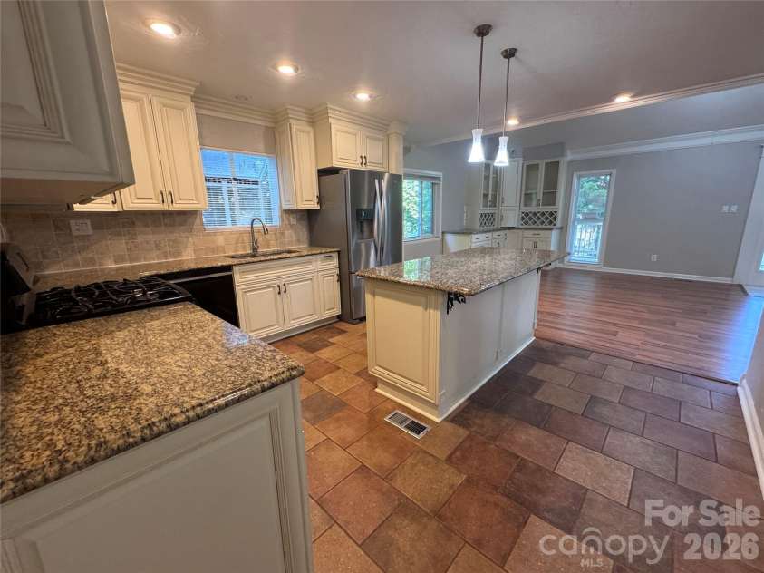 21123 Rio Oro Drive, Cornelius, NC 28031.  MLS# CAR4387095, YatesRealty ID 28192. Kitchen