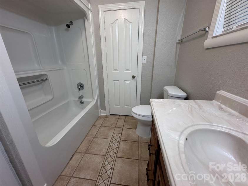 21123 Rio Oro Drive, Cornelius, NC 28031.  MLS# CAR4387095, YatesRealty ID 28192. Upstairs Bathroom