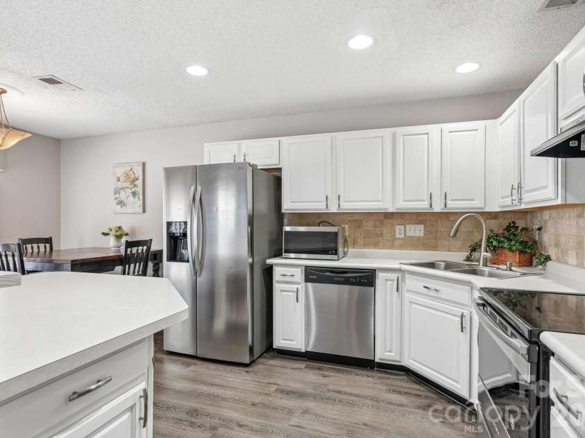 8406 Southgate Commons Drive, Charlotte, NC 28277.  MLS# CAR4387789, YatesRealty ID 28193. 