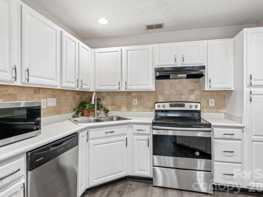 8406 Southgate Commons Drive, Charlotte, NC 28277.  MLS# CAR4387789, YatesRealty ID 28193. 