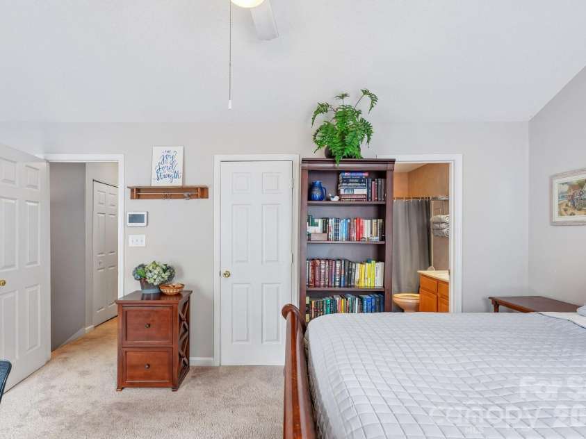 8406 Southgate Commons Drive, Charlotte, NC 28277.  MLS# CAR4387789, YatesRealty ID 28193. 