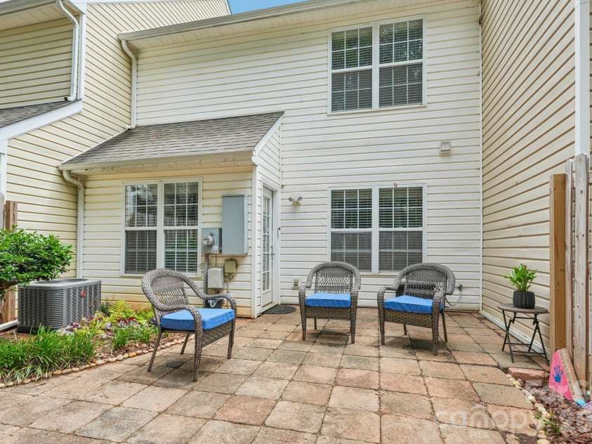 8406 Southgate Commons Drive, Charlotte, NC 28277.  MLS# CAR4387789, YatesRealty ID 28193. 