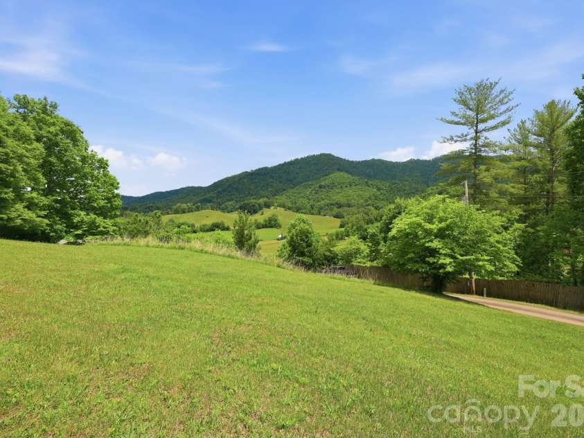 168 Barefoot Cove, Burnsville, NC 28714.  MLS# CAR4387898, YatesRealty ID 28194. Breathtaking!