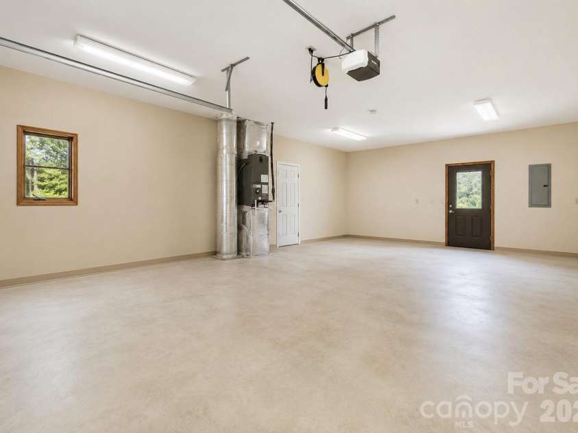 168 Barefoot Cove, Burnsville, NC 28714.  MLS# CAR4387898, YatesRealty ID 28194. Nice garage!
