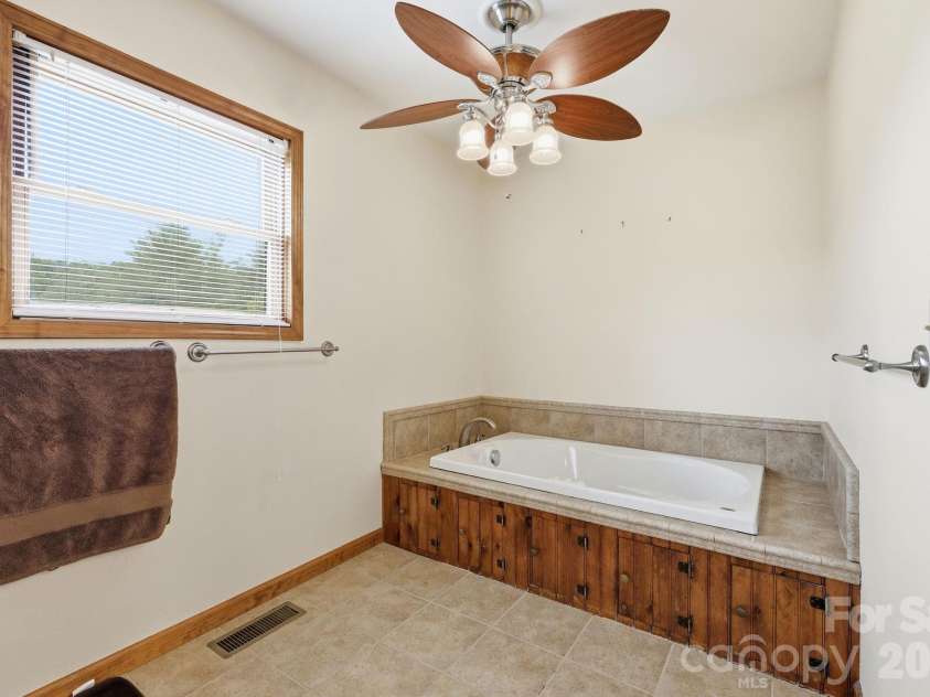 168 Barefoot Cove, Burnsville, NC 28714.  MLS# CAR4387898, YatesRealty ID 28194. Soaking tub awaits 