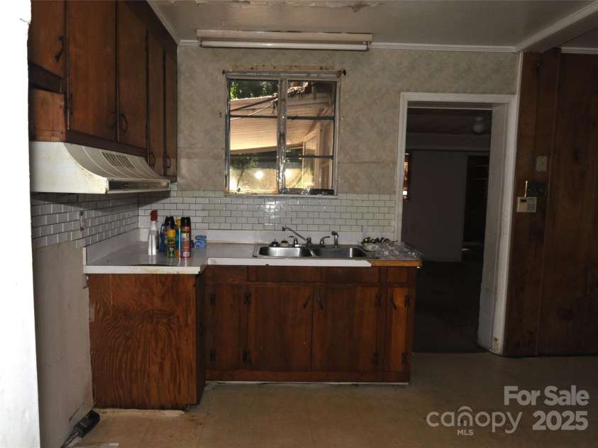 122 Ella Street, Chester, SC 29706.  MLS# CAR4284795, YatesRealty ID 28195. 