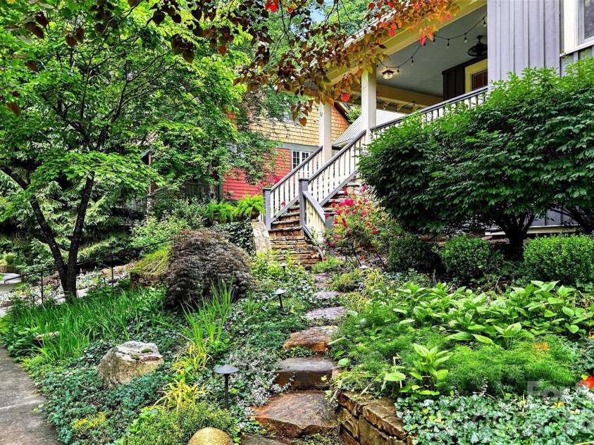 52 Cheshire Drive, Black Mountain, NC 28711.  MLS# CAR4387105, YatesRealty ID 28195. 