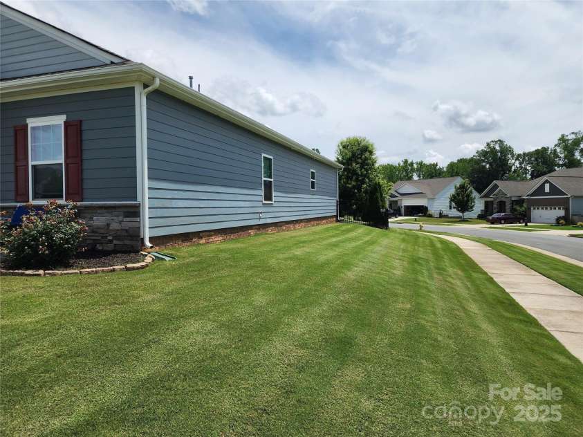 195 Willow Valley Drive, Mooresville, NC 28115.  MLS# CAR4270373, YatesRealty ID 28198. 