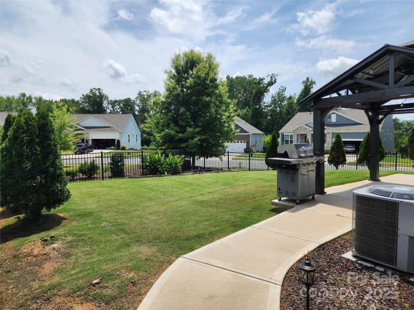 195 Willow Valley Drive, Mooresville, NC 28115.  MLS# CAR4270373, YatesRealty ID 28198. 