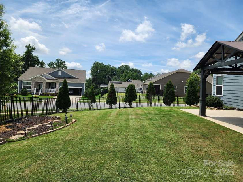 195 Willow Valley Drive, Mooresville, NC 28115.  MLS# CAR4270373, YatesRealty ID 28198. 