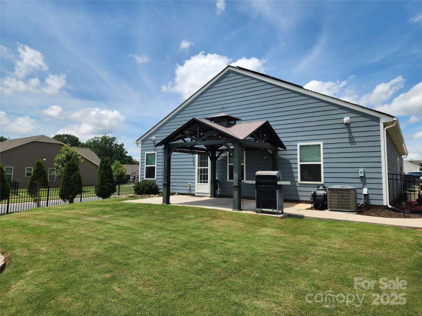 195 Willow Valley Drive, Mooresville, NC 28115.  MLS# CAR4270373, YatesRealty ID 28198. 