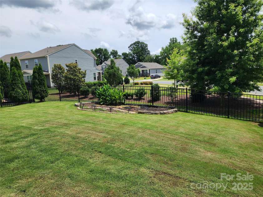 195 Willow Valley Drive, Mooresville, NC 28115.  MLS# CAR4270373, YatesRealty ID 28198. 