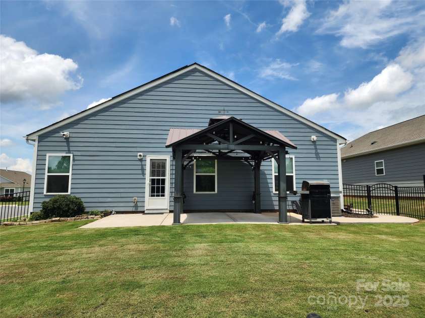 195 Willow Valley Drive, Mooresville, NC 28115.  MLS# CAR4270373, YatesRealty ID 28198. 