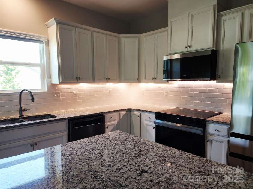 195 Willow Valley Drive, Mooresville, NC 28115.  MLS# CAR4270373, YatesRealty ID 28198. 