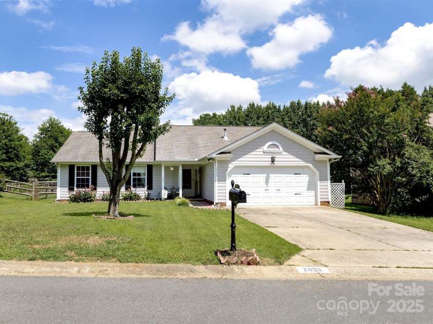 2936 WALSINGHAM Court, Matthews, NC 28105.  MLS# CAR4265911, YatesRealty ID 28199. 