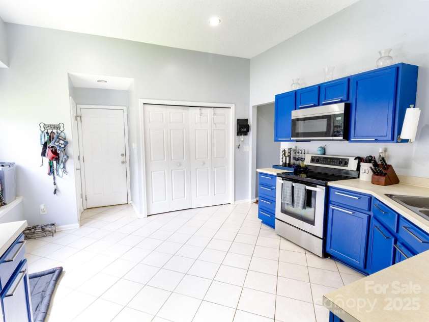 2936 WALSINGHAM Court, Matthews, NC 28105.  MLS# CAR4265911, YatesRealty ID 28199. 