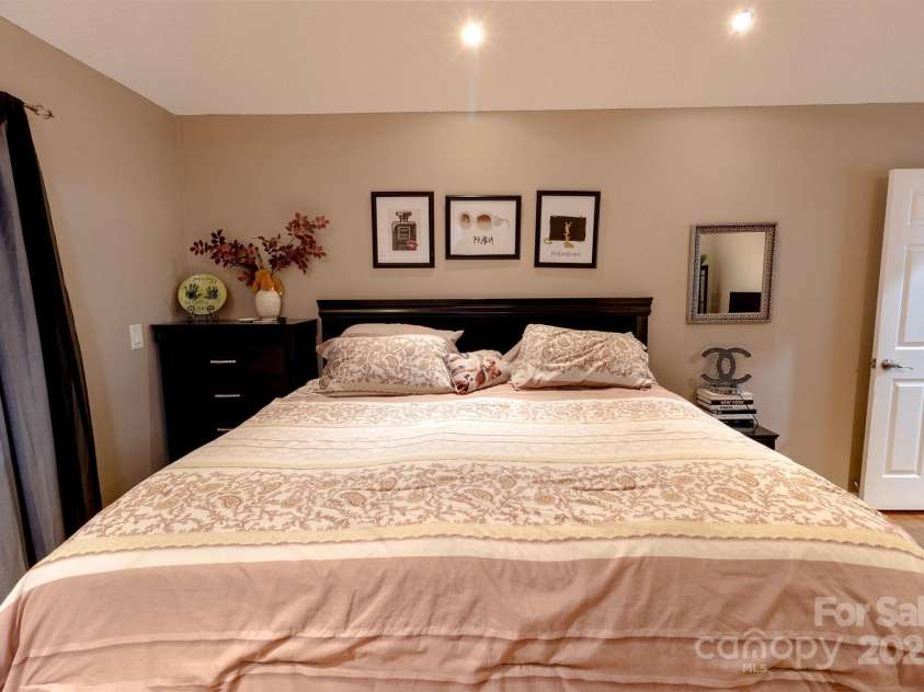 2936 WALSINGHAM Court, Matthews, NC 28105.  MLS# CAR4265911, YatesRealty ID 28199. 